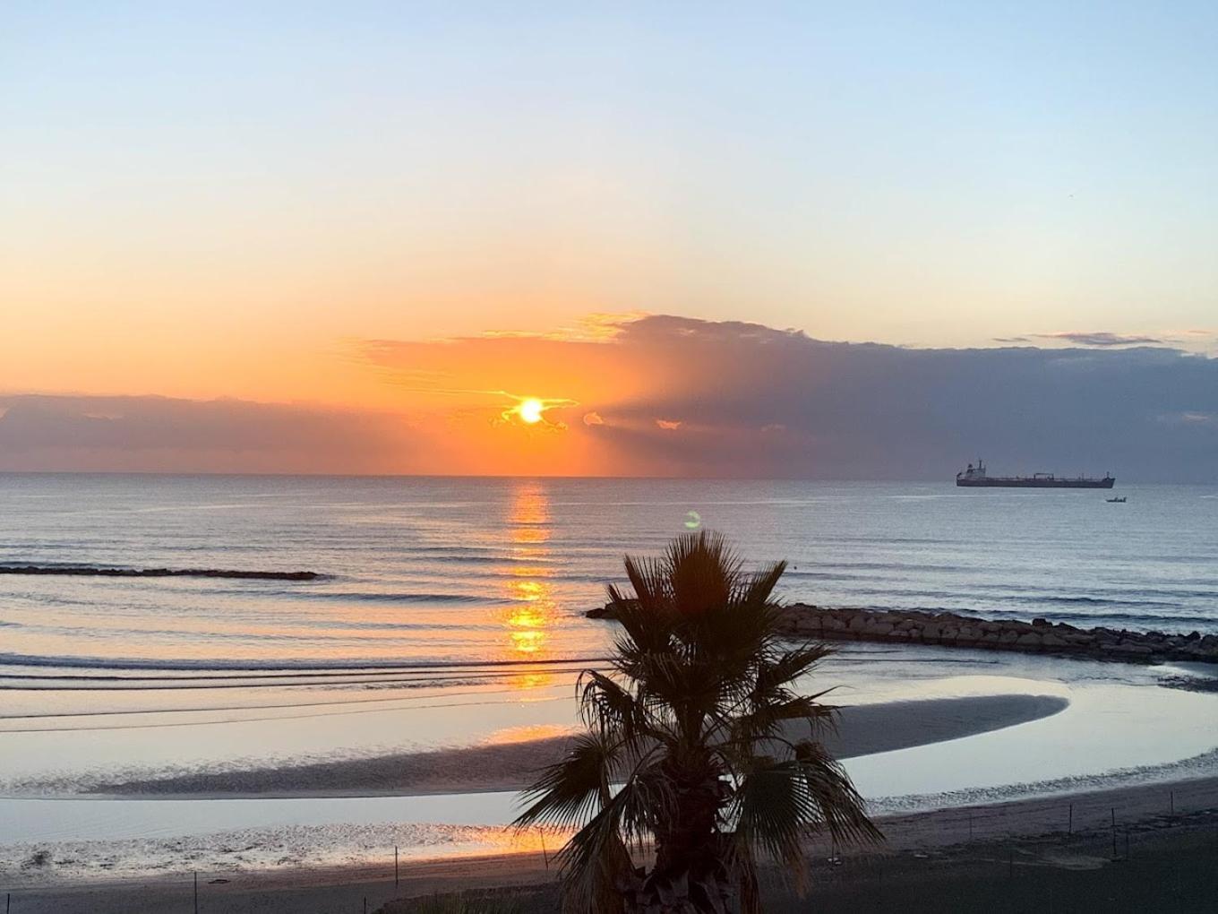 Lebay Beach Hotel Larnaca Bagian luar foto